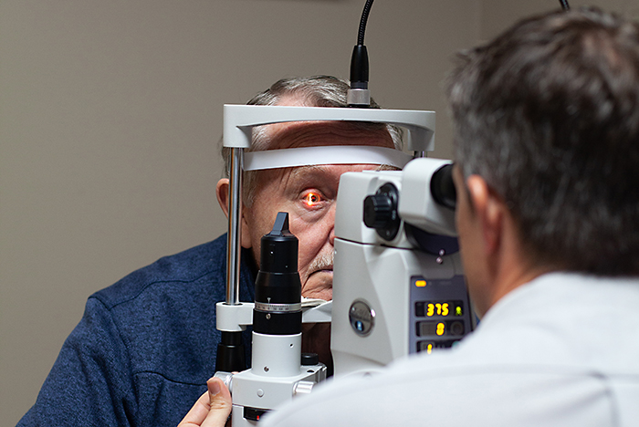 Man getting tested for Glaucoma Glaucoma treatment in Mankato